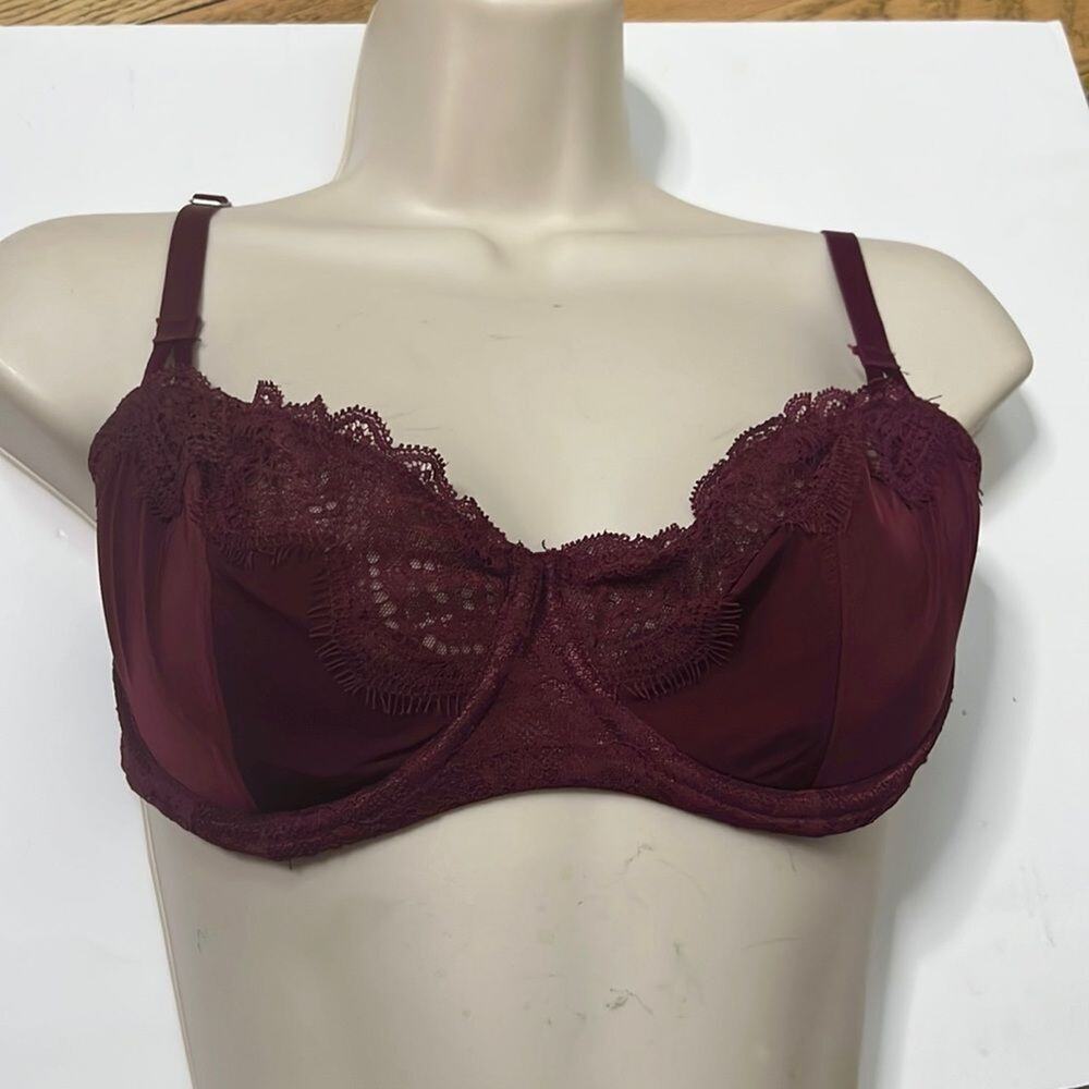VICTORIA’S SECRET LACE BRA SIZE 32DD